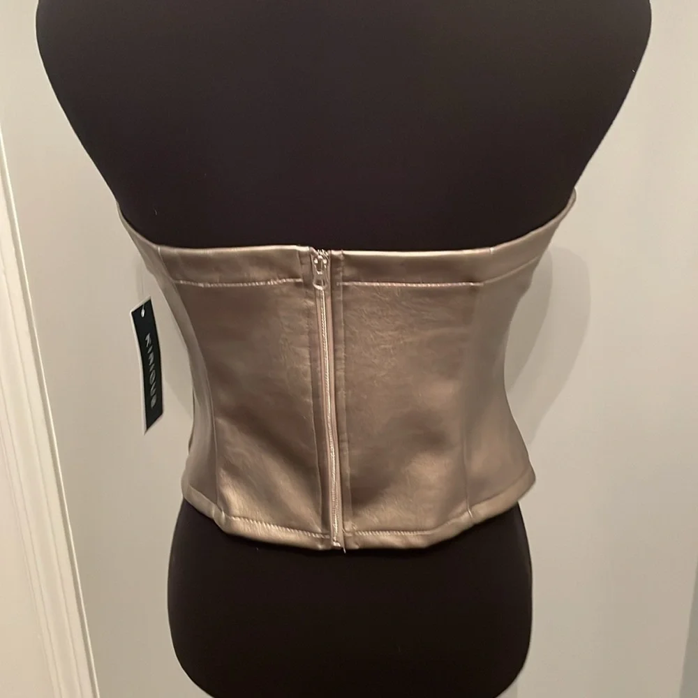 NWT KIRIOUS VEGAN LEATHER ZIP UP STRAPLESS CROP TOP SIZE L - Picture 3 of 7